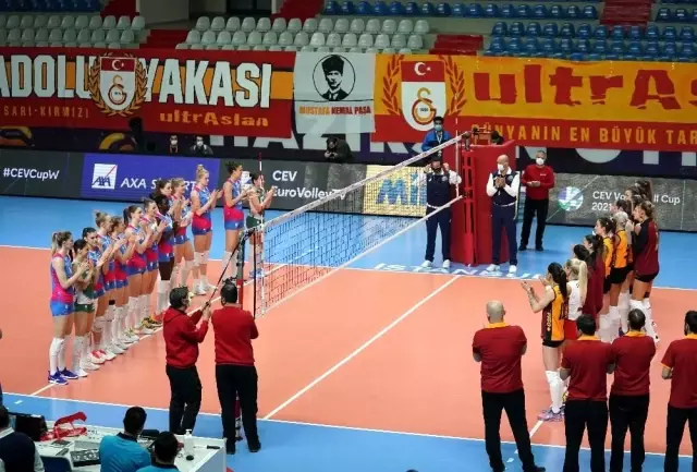 Galatasaray, Kadınlar CEV Kupası Finali rövanşında İtalyan ekibi Saugella Monza'ya iki set verdi ve kupada ikinci oldu. Galatasaray, Kadınlar CEV Kupası Finali rövanşında İtalyan ekibi Saugella Monza'ya iki set verdi ve kupada ikinci oldu.