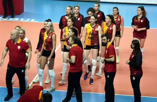 Galatasaray, Kadınlar CEV Kupası Finali rövanşında İtalyan ekibi Saugella Monza'ya iki set verdi ve kupada ikinci oldu. Galatasaray, Kadınlar CEV Kupası Finali rövanşında İtalyan ekibi Saugella Monza'ya iki set verdi ve kupada ikinci oldu.