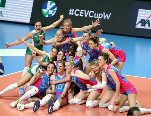 Galatasaray, Kadınlar CEV Kupası Finali rövanşında İtalyan ekibi Saugella Monza'ya iki set verdi ve kupada ikinci oldu. Galatasaray, Kadınlar CEV Kupası Finali rövanşında İtalyan ekibi Saugella Monza'ya iki set verdi ve kupada ikinci oldu.