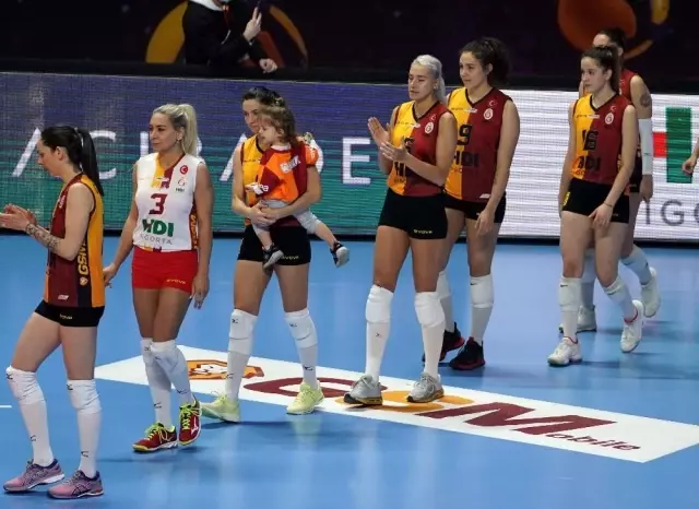 Galatasaray, Kadınlar CEV Kupası Finali rövanşında İtalyan ekibi Saugella Monza'ya iki set verdi ve kupada ikinci oldu. Galatasaray, Kadınlar CEV Kupası Finali rövanşında İtalyan ekibi Saugella Monza'ya iki set verdi ve kupada ikinci oldu.