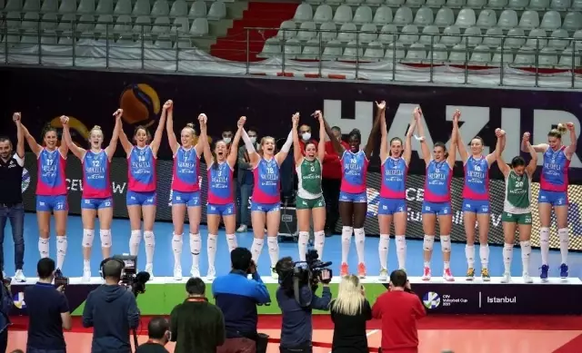 Galatasaray, Kadınlar CEV Kupası Finali rövanşında İtalyan ekibi Saugella Monza'ya iki set verdi ve kupada ikinci oldu. Galatasaray, Kadınlar CEV Kupası Finali rövanşında İtalyan ekibi Saugella Monza'ya iki set verdi ve kupada ikinci oldu.