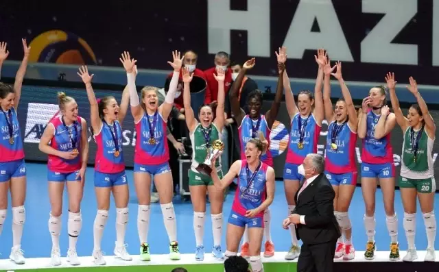 Galatasaray, Kadınlar CEV Kupası Finali rövanşında İtalyan ekibi Saugella Monza'ya iki set verdi ve kupada ikinci oldu. Galatasaray, Kadınlar CEV Kupası Finali rövanşında İtalyan ekibi Saugella Monza'ya iki set verdi ve kupada ikinci oldu.