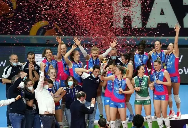 Galatasaray, Kadınlar CEV Kupası Finali rövanşında İtalyan ekibi Saugella Monza'ya iki set verdi ve kupada ikinci oldu. Galatasaray, Kadınlar CEV Kupası Finali rövanşında İtalyan ekibi Saugella Monza'ya iki set verdi ve kupada ikinci oldu.