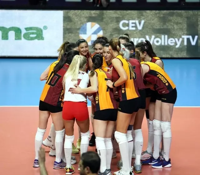 Galatasaray, Kadınlar CEV Kupası Finali rövanşında İtalyan ekibi Saugella Monza'ya iki set verdi ve kupada ikinci oldu. Galatasaray, Kadınlar CEV Kupası Finali rövanşında İtalyan ekibi Saugella Monza'ya iki set verdi ve kupada ikinci oldu.