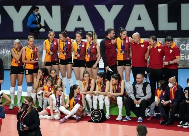 Galatasaray, Kadınlar CEV Kupası Finali rövanşında İtalyan ekibi Saugella Monza'ya iki set verdi ve kupada ikinci oldu. Galatasaray, Kadınlar CEV Kupası Finali rövanşında İtalyan ekibi Saugella Monza'ya iki set verdi ve kupada ikinci oldu.