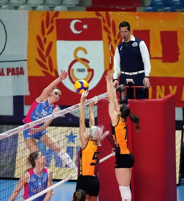 Galatasaray, Kadınlar CEV Kupası Finali rövanşında İtalyan ekibi Saugella Monza'ya iki set verdi ve kupada ikinci oldu. Galatasaray, Kadınlar CEV Kupası Finali rövanşında İtalyan ekibi Saugella Monza'ya iki set verdi ve kupada ikinci oldu.
