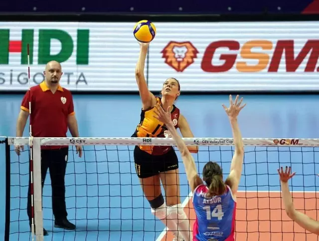 Galatasaray, Kadınlar CEV Kupası Finali rövanşında İtalyan ekibi Saugella Monza'ya iki set verdi ve kupada ikinci oldu. Galatasaray, Kadınlar CEV Kupası Finali rövanşında İtalyan ekibi Saugella Monza'ya iki set verdi ve kupada ikinci oldu.