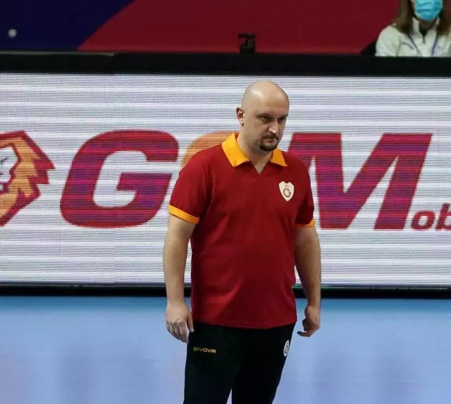 Galatasaray, Kadınlar CEV Kupası Finali rövanşında İtalyan ekibi Saugella Monza'ya iki set verdi ve kupada ikinci oldu. Galatasaray, Kadınlar CEV Kupası Finali rövanşında İtalyan ekibi Saugella Monza'ya iki set verdi ve kupada ikinci oldu.