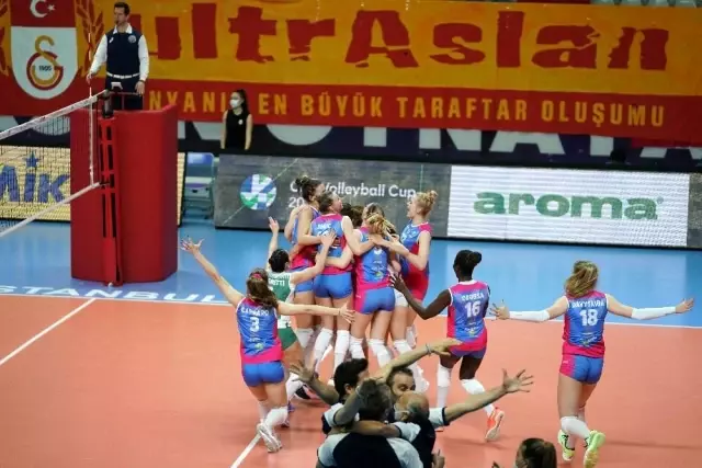 Galatasaray, Kadınlar CEV Kupası Finali rövanşında İtalyan ekibi Saugella Monza'ya iki set verdi ve kupada ikinci oldu. Galatasaray, Kadınlar CEV Kupası Finali rövanşında İtalyan ekibi Saugella Monza'ya iki set verdi ve kupada ikinci oldu.