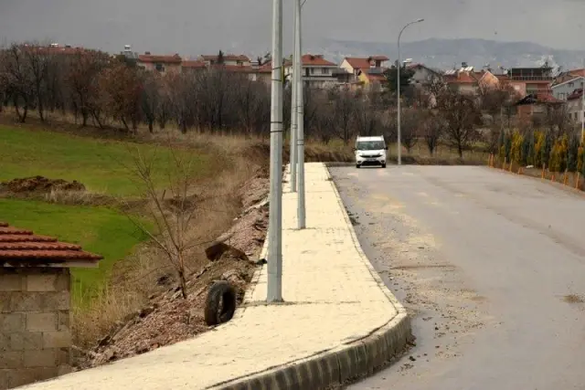 Gediz'de kaldırım yenileme çalışmaları Gediz'de kaldırım yenileme çalışmaları