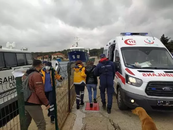 ÇANAKKALE Gökçeada'da kalp krizi geçiren hasta, Sahil Güvenlik botuyla sevk edildi ÇANAKKALE Gökçeada'da kalp krizi geçiren hasta, Sahil Güvenlik botuyla sevk edildi