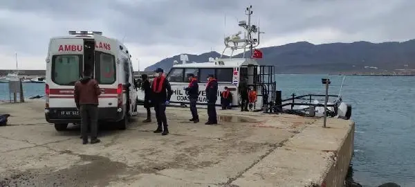ÇANAKKALE Gökçeada'da kalp krizi geçiren hasta, Sahil Güvenlik botuyla sevk edildi ÇANAKKALE Gökçeada'da kalp krizi geçiren hasta, Sahil Güvenlik botuyla sevk edildi
