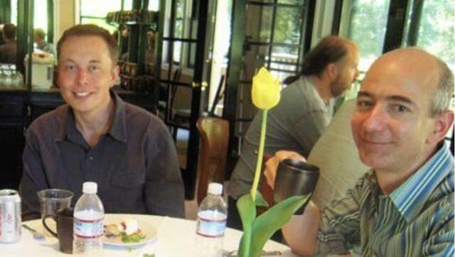 Jeff Bezos ve Elon Musk'ın 17 yıl önce çekilmiş fotoğrafı sosyal medyada gündem oldu Jeff Bezos ve Elon Musk'ın 17 yıl önce çekilmiş fotoğrafı sosyal medyada gündem oldu