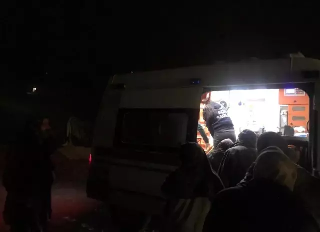 Kar ve tipiden yolu kapanan köydeki hasta 6 saat süren yol açma çalışmaları sonucu hastaneye kaldırıldı Kar ve tipiden yolu kapanan köydeki hasta 6 saat süren yol açma çalışmaları sonucu hastaneye kaldırıldı
