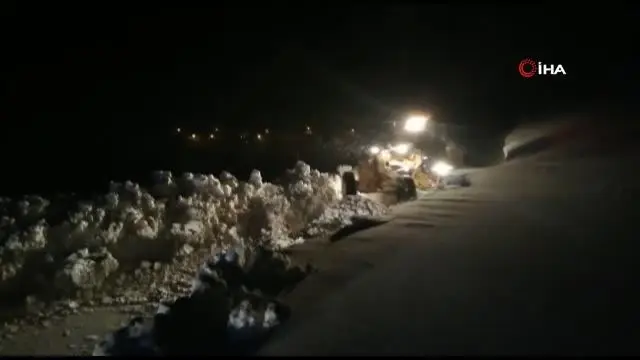 Kar ve tipiden yolu kapanan köydeki hasta 6 saat süren çalışmalar sonucu hastaneye kaldırıldı Kar ve tipiden yolu kapanan köydeki hasta 6 saat süren çalışmalar sonucu hastaneye kaldırıldı
