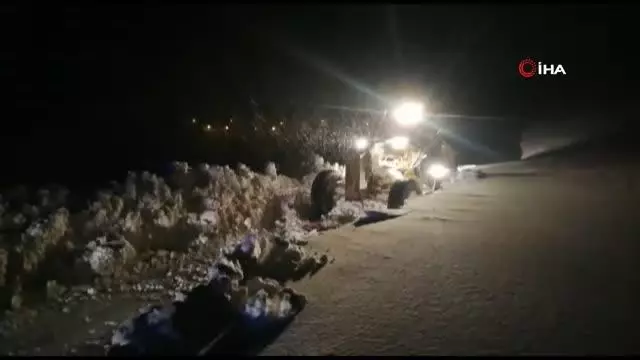 Kar ve tipiden yolu kapanan köydeki hasta 6 saat süren çalışmalar sonucu hastaneye kaldırıldı Kar ve tipiden yolu kapanan köydeki hasta 6 saat süren çalışmalar sonucu hastaneye kaldırıldı