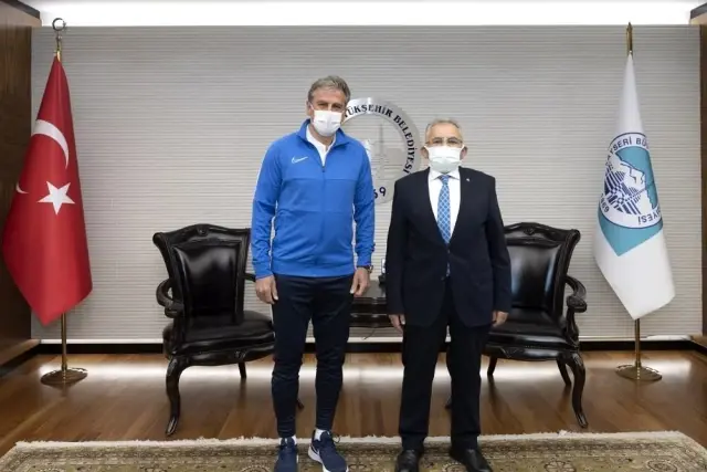 Kayserispor'un yeni hocası Hamza Hamzaoğlu, Başkan Büyükkılıç'ı ziyaret etti Kayserispor'un yeni hocası Hamza Hamzaoğlu, Başkan Büyükkılıç'ı ziyaret etti
