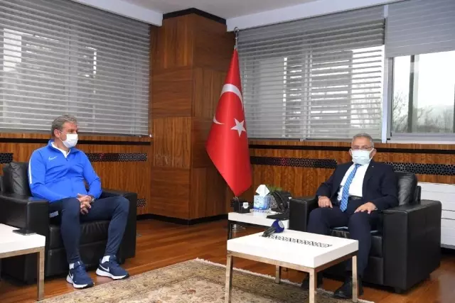 Kayserispor'un yeni hocası Hamza Hamzaoğlu, Başkan Büyükkılıç'ı ziyaret etti Kayserispor'un yeni hocası Hamza Hamzaoğlu, Başkan Büyükkılıç'ı ziyaret etti