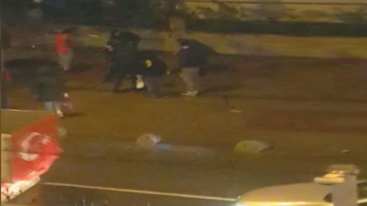 Kız kardeşleri taciz eden şahıs, öfkeli kalabalık tarafından feci şekilde dayak yedi