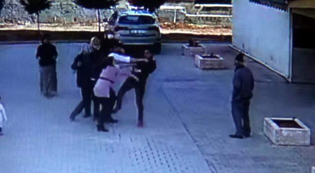 Komşuların kavgası kanlı bitti! Yüzüne kalem saplanan kadın kanlar içerisinde kaldı