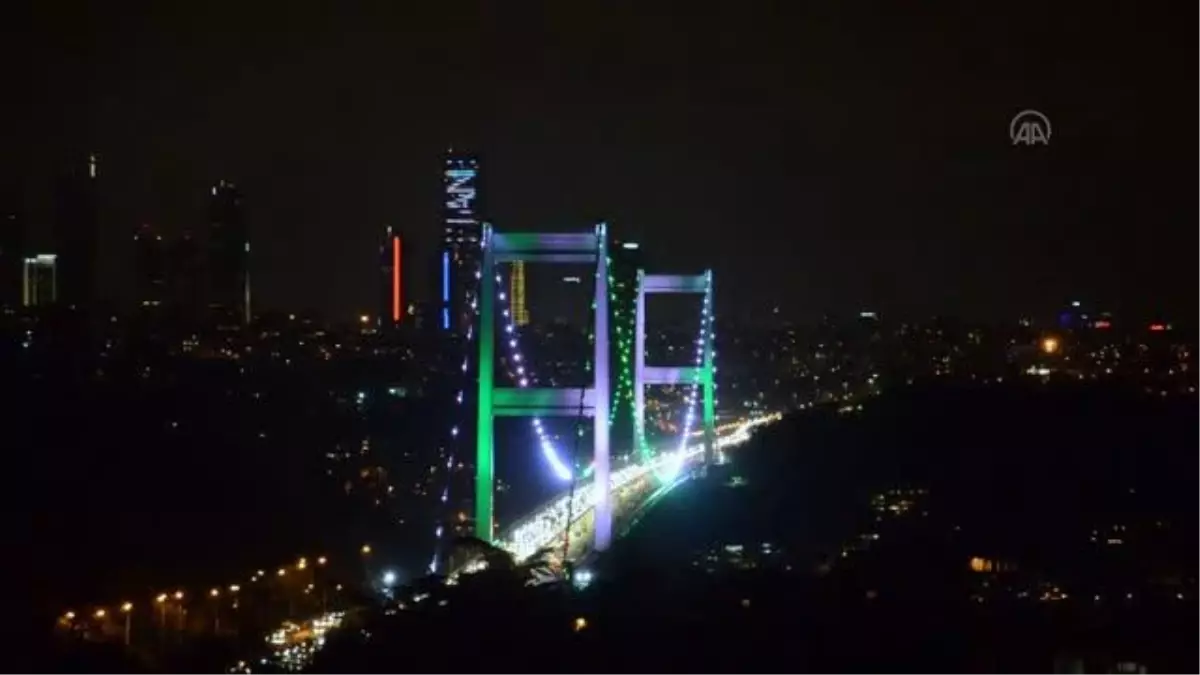 Köprüleri Pakistan Milli Günü için yeşil ve beyaz renklerle aydınlatıldı (2)