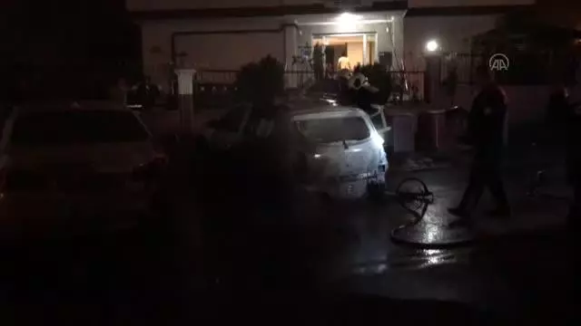 Kundaklanan iki otomobilde hasar oluştu
