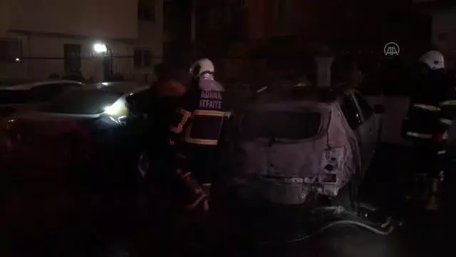 Kundaklanan iki otomobilde hasar oluştu