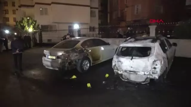Kundaklanan otomobil kullanılmaz hale geldi, yanındaki lüks otomobil de hasar gördü Kundaklanan otomobil kullanılmaz hale geldi, yanındaki lüks otomobil de hasar gördü
