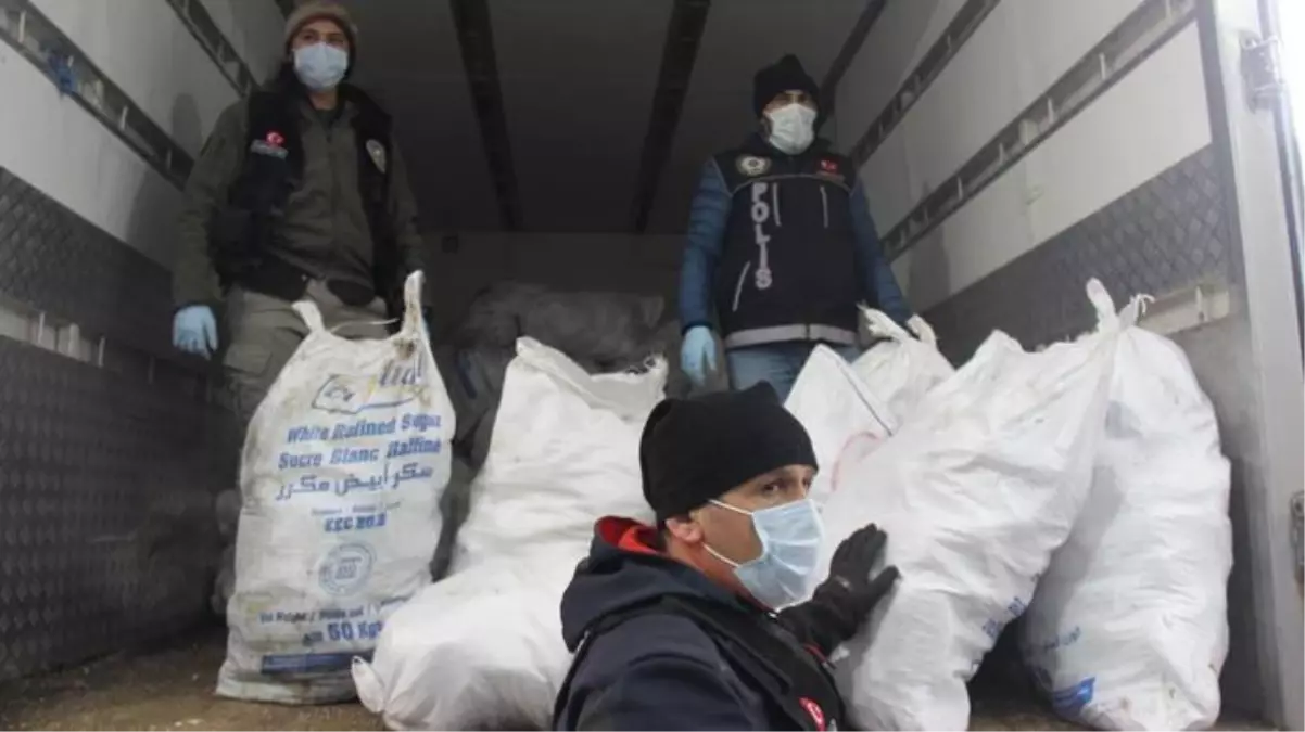 Limandaki gemide 3 ton 860 kilo esrar, 99 bin uyuşturucu hap ele geçirildi