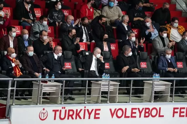 Mustafa Cengiz'den voleybol takımına destek Mustafa Cengiz'den voleybol takımına destek