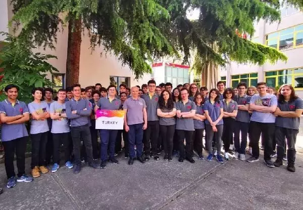 Bahçeşehir Koleji öğrencilerinden TÜBİTAK Ulusal Bilim Olimpiyatları'nda büyük başarı Bahçeşehir Koleji öğrencilerinden TÜBİTAK Ulusal Bilim Olimpiyatları'nda büyük başarı