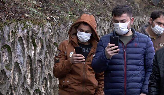 Otomobil şarampole yuvarlandı, kurtarma çalışmalarını izleyenler canlı yayın yaptı