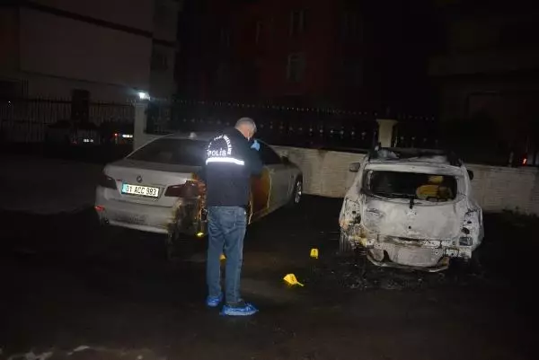 Kundaklanan otomobil kullanılmaz hale geldi, yanındaki lüks otomobil de hasar gördü Kundaklanan otomobil kullanılmaz hale geldi, yanındaki lüks otomobil de hasar gördü