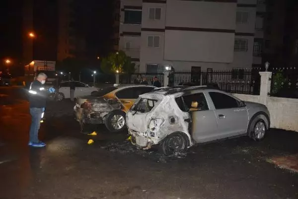 Kundaklanan otomobil kullanılmaz hale geldi, yanındaki lüks otomobil de hasar gördü Kundaklanan otomobil kullanılmaz hale geldi, yanındaki lüks otomobil de hasar gördü