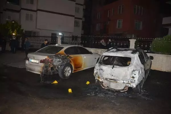 Kundaklanan otomobil kullanılmaz hale geldi, yanındaki lüks otomobil de hasar gördü Kundaklanan otomobil kullanılmaz hale geldi, yanındaki lüks otomobil de hasar gördü