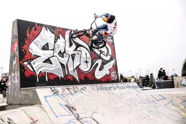 Red Bull Athlete Zone'un konuğu Bora Altıntaş Red Bull Athlete Zone'un konuğu Bora Altıntaş