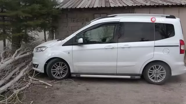 Şiddetli fırtınada ağaç otomobilin üzerine devrildi Şiddetli fırtınada ağaç otomobilin üzerine devrildi