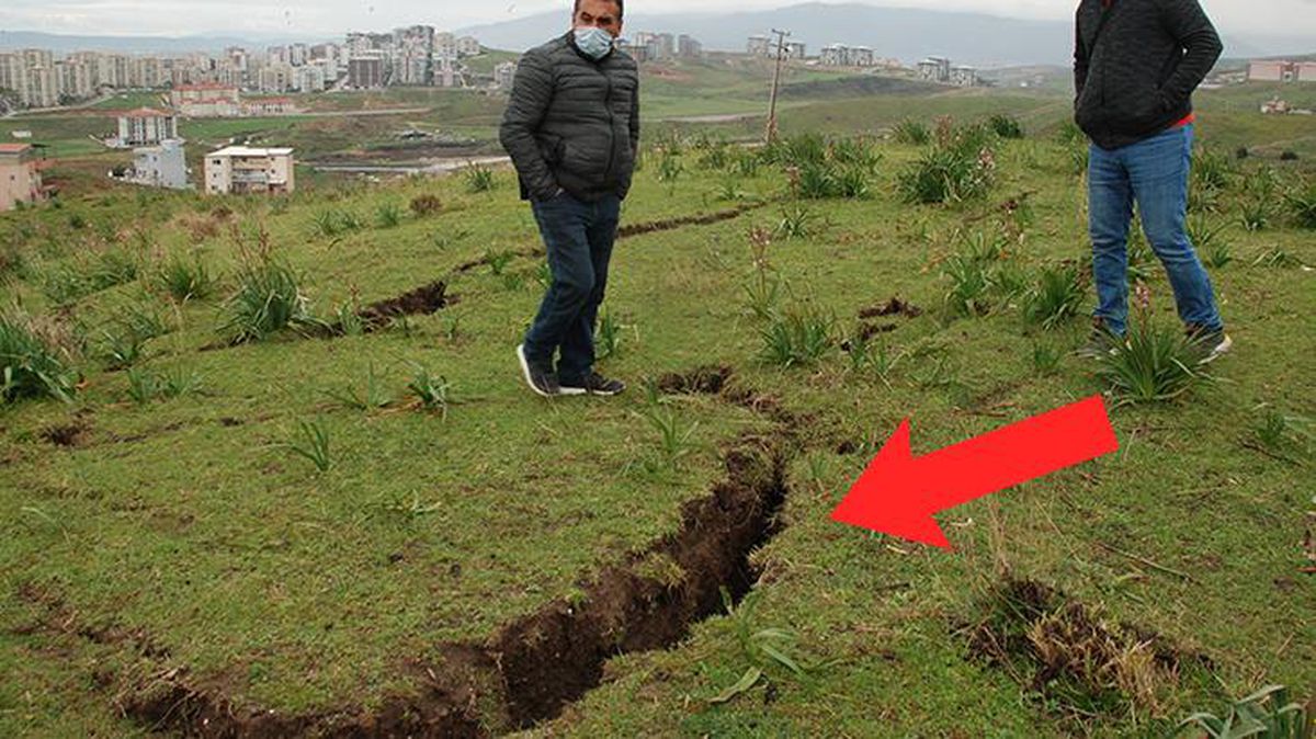 Tesisin yığdığı çöpler nedeniyle dağda oluşan yarıklar bölge halkını evinden ediyor