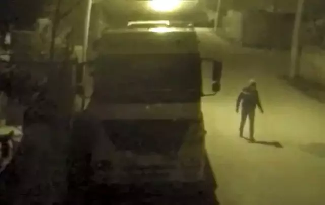 Tırdan söktüğü 60 kiloluk aküyü kucaklayıp kaçtı.. O anlar kamerada Tırdan söktüğü 60 kiloluk aküyü kucaklayıp kaçtı.. O anlar kamerada