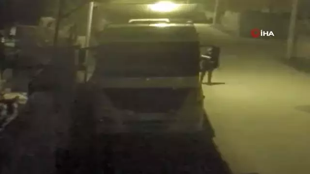 Tırdan söktüğü 60 kiloluk aküyü kucaklayıp kaçtı.. O anlar kamerada Tırdan söktüğü 60 kiloluk aküyü kucaklayıp kaçtı.. O anlar kamerada