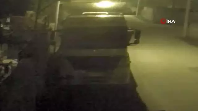 Tırdan söktüğü 60 kiloluk aküyü kucaklayıp kaçtı.. O anlar kamerada Tırdan söktüğü 60 kiloluk aküyü kucaklayıp kaçtı.. O anlar kamerada