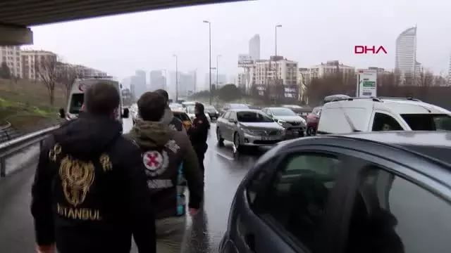 Üsküdar D-100'de seyyar satıcılara denetleme Üsküdar D-100'de seyyar satıcılara denetleme