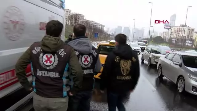 Üsküdar D-100'de seyyar satıcılara denetleme Üsküdar D-100'de seyyar satıcılara denetleme