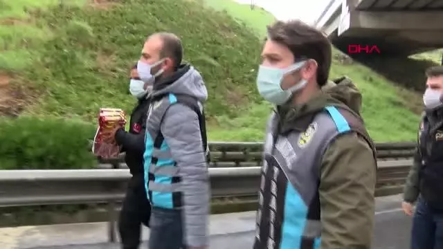 Üsküdar D-100'de seyyar satıcılara denetleme Üsküdar D-100'de seyyar satıcılara denetleme