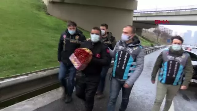 Üsküdar D-100'de seyyar satıcılara denetleme Üsküdar D-100'de seyyar satıcılara denetleme