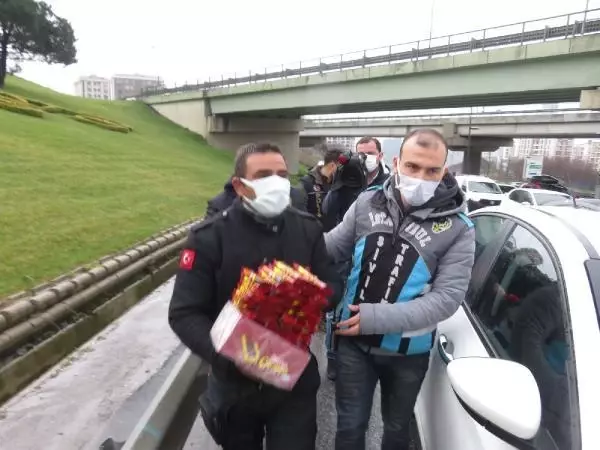Üsküdar D-100'de seyyar satıcılara denetleme Üsküdar D-100'de seyyar satıcılara denetleme