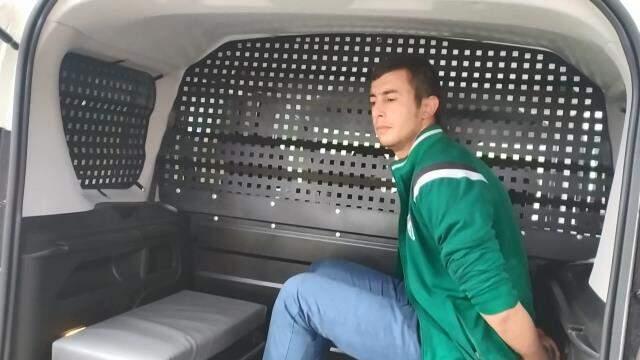 Yarım saatte 3 kişiyi bıçaklayan şüphelinin, olaydan önce pakta gençlere saldırdığı anlar kamerada