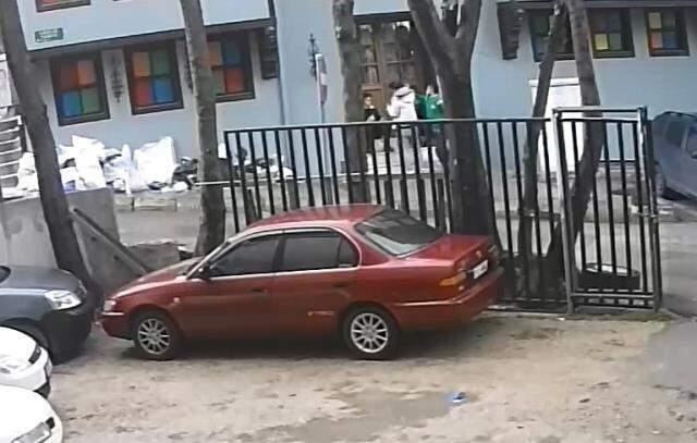 Yarım saatte 3 kişiyi bıçaklayan şüphelinin, olaydan önce pakta gençlere saldırdığı anlar kamerada