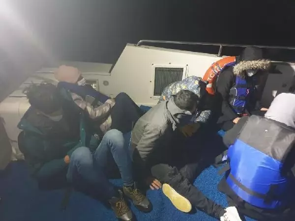 Yunanistan'ın ölüme terk ettiği 7 kaçak göçmen kurtarıldı Yunanistan'ın ölüme terk ettiği 7 kaçak göçmen kurtarıldı