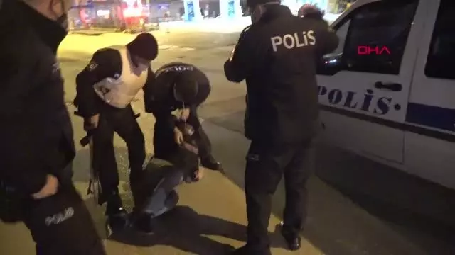 ADANA Yaya olarak kaçmaya çalışan iki şüpheli, yakalandı ADANA Yaya olarak kaçmaya çalışan iki şüpheli, yakalandı